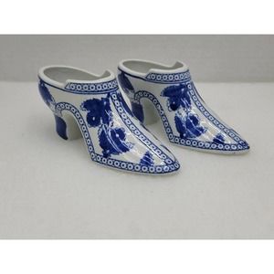 VINTAGE PAIR OF CHINESE PORCELAIN SHOES ROYAL BLUE & WHITE CHINOISERIE